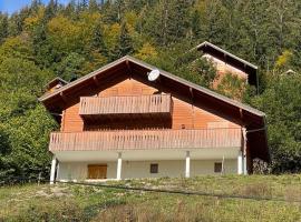 5-bedroom Chalet with Sauna and stunning views, hotel dengan parking di Le Biot