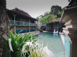 Ubu Villa Donolayan - 4 Bedrooms Villa in Yogyakarta, готель з басейнами у місті Ngaglik