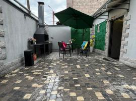 PRIVATE Cozy Cottage with Grill and Barbecue Zone SELF CHECK IN, hotel v Jerevanu