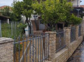 Traditional Stone House, hotel in Archea Pissa