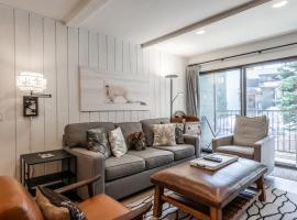 Fully Renovated! St Anton #17 Ski in Ski Out 1 Bedroom 1 Bathroom Condo! Sleeps up to 4!, Hotel in Mammoth Lakes