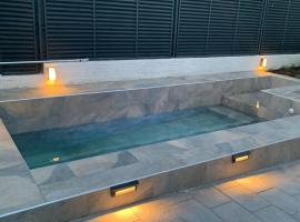 Acogedora casa en Madrid con piscina privada, jacuzzy y garaje บ้านพักในมาดริด