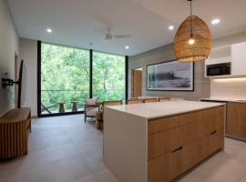 2-Bedroom Jungle View Penthouse with Pool & Jacuzzi, hotel v destinaci Nosara