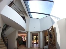 Villa moderne climatisée avec piscine – hotel w mieście Biot