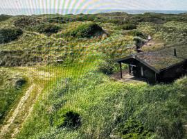 Veludstyret sommerhus i unik natur 350 m fra lækker badestrand - helårsbolig, отель в городе Сальтум