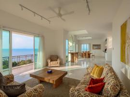 Panoramic Seaview Holiday Home - Batu Ferringhi, Strandhaus in Batu Feringgi