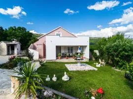 Three-Bedroom Holiday Home in Dabar