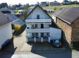 Pitlane-Apartment 2, hotel with parking in Herresbach