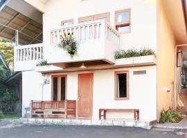 Villa d'Oasis 2 Puncak Mitra RedDoorz, hotel with parking in Sampal 2