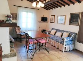 One bedroom apartement with garden and wifi at Provincia di Siena, hotel in Palazzina