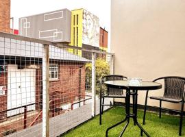 Cozy condo in the heart of Maboneng, acomoda&ccedil;&atilde;o em condom&iacute;nio em Joanesburgo