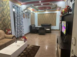 Stunning 4-Bedroom Family Haven, hytte i Patna