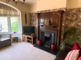 Luxury house with a large garden, hotell i Grimsby