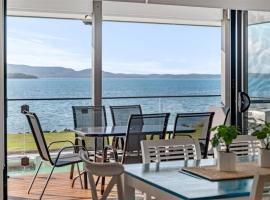 Peace In Paradise near Nelson Bay- waterviews, spa, adventures, holiday home in Lemon Tree Passage