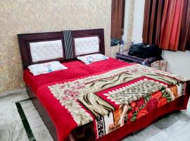 ๋ธ๋ฆฐ๋ค๋ฐ์ ์์นํ ํธํ
Hotel Hari Krishnashrya - Opposite Prem Mandir