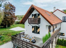 Lake house with sun terrace for 8 guests – hotel w mieście Herrsching am Ammersee