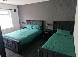 Relaxing 2 bed flat, hotell i Hounslow