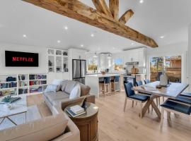 Spacious Elegance: Two Living Spaces in One Home, дом для отпуска в городе Берлингтон