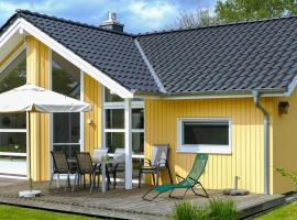 Beautiful Home In Krems Iiwarderbrück, hotel a Göls