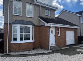 Refurbished, 3 bedroom, 140m2, detached house, with private gardens, hotell i Ayr