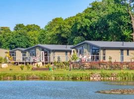 Lakeside Luxury Lodges，Thorney的度假村