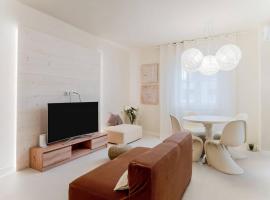 HOST4U - PETIT SUITE VITTORIA in Brescia City Center, готель у Брешії