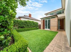 Stylish Home, Family - Walk to Pub,Cafes, 1KM CBD!, hotel in Adelaide