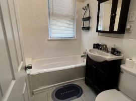 Spacious Cozy Private Room, guest house in Newark
