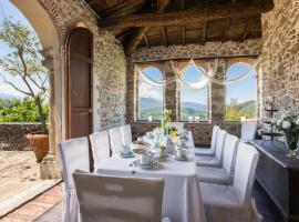 Villa Raffaelli, hotel with hot tubs in Fosciandora