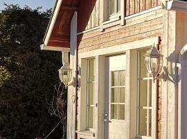 Idyllinen mökki ja pihasauna jokirannassa - sisältää liinavaatteet ja loppusiivouksen, ξενοδοχείο σε Kalajoki