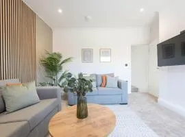 Stylish 2 Bedroom Flat Near Leeds Centre with Free Parking, Ideal for Contractors & Long Stays - NordStay