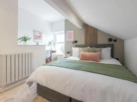 Modern 2 Bedroom Flat Near Leeds Centre with Free Parking, Ideal for Contractors & Long Stays - NordStay