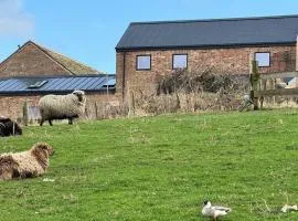 The Hayloft, Modern 4 Bed, 8 person, Barn Conversion in a Rural Location with Great Access & Hot Tub