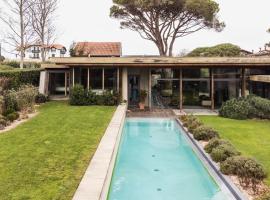 EGUZKIA KEYWEEK Villa with pool Biarritz, hytte i Biarritz