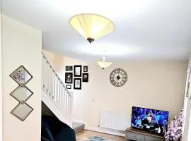 Beautiful Townhouse with Netflix