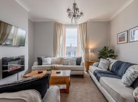 Rosemill - Large Pet Friendly Home with Off Road Parking: Whitby'de bir otel
