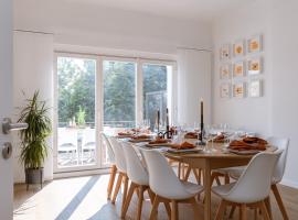 Pins Dorés - A Luxurious and beautifully decorated villa with terrace and parking near the beach, feriebolig i Knokke-Heist
