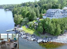 Loza house adirondack screened-in porch unit lake front、にあるプラッツバーグ国際空港 - PBGの周辺ホテル