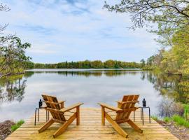 Lakefront Long Pond Home with Wraparound Deck!, casa o chalet en Long Pond