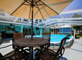 *NEW* POOL screened-in, Waterfront, 4 Kayaks, Pet, cabana o cottage a Hernando Beach