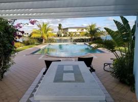 Beautiful 3 Bed 3 & a half Bath Home with Pool & Dock Slip, hotell i Freeport