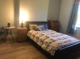 Town Centre Centre Large Double Room, Private Bath and Shower, hotel in Grantham