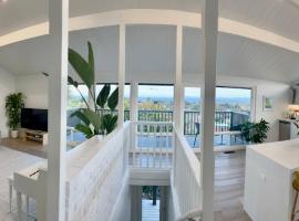 New Listing -Luxury House on the Riviera , Modern Design, and Panoramic Ocean -30 day Minimum, feriebolig i Santa Barbara
