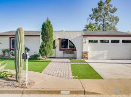 Mesa Home with Community Pools Pets Welcome!, casa o chalet en Mesa