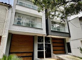 Apartamento moderno en conquistadotes, excelente ubicación., lägenhetshotell i Medellín