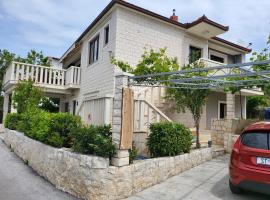 Apartments Mia, cabaña o casa de campo en Okrug Gornji