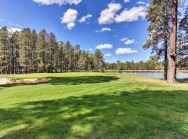 Family-Friendly Pinetop Townhome - Hike and Golf!、Indian Pineの駐車場付きホテル