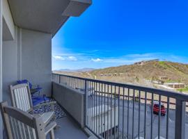 Overlooking Ski Slopes Sugar Mountain Condo!, hotel in Sugar Mountain