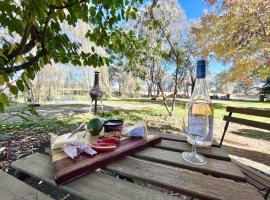 Tea Garden Creek Farm Retreat, rumah liburan di Milawa