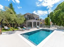 Villa B&D ZADAR for the complete pleasure of vacation !HEATED! PRIVATE POOL! Green oasis in the CENTER of ZADAR, 100m from the SEA